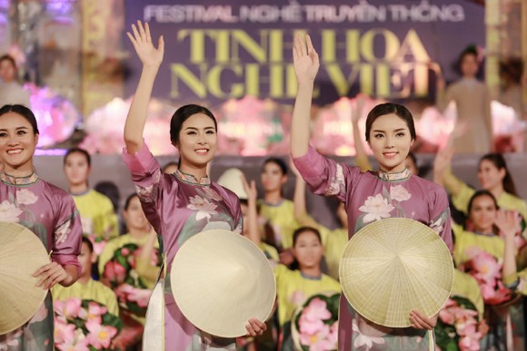 Hoa hậu Ngọc Hân, Kỳ Duyên khoe sắc trong đêm bế mạc Festival nghề truyền thống Huế ảnh 8