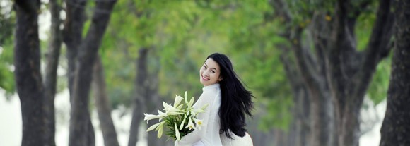 Hot girl Lương Giang “đọ” độ tinh khôi cùng hoa loa kèn ảnh 5