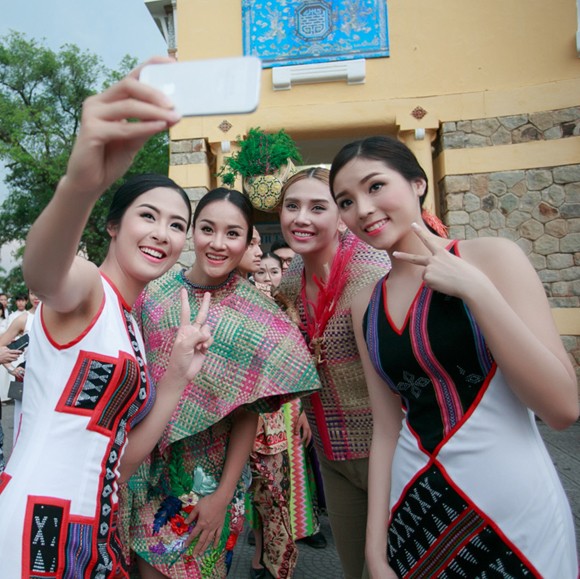 Hoa hậu Ngọc Hân, Kỳ Duyên khoe sắc trong đêm bế mạc Festival nghề truyền thống Huế ảnh 1