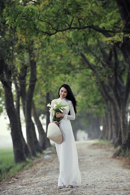 Hot girl Lương Giang “đọ” độ tinh khôi cùng hoa loa kèn ảnh 2