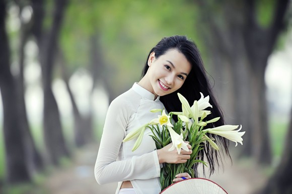 Hot girl Lương Giang “đọ” độ tinh khôi cùng hoa loa kèn ảnh 7
