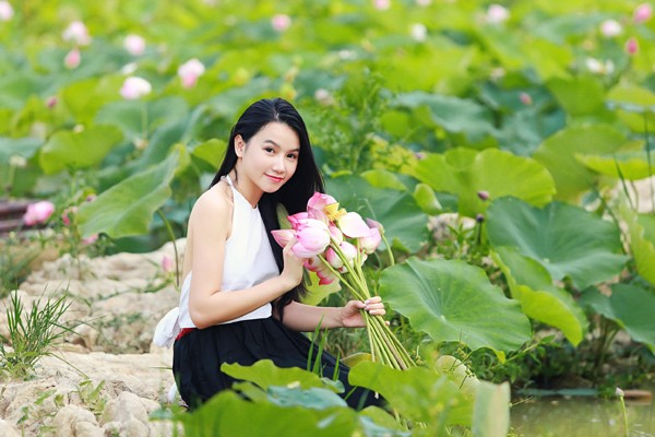 Nữ giảng viên Lương Giang khoe sắc ngọt ngào giữa đầm sen ảnh 8