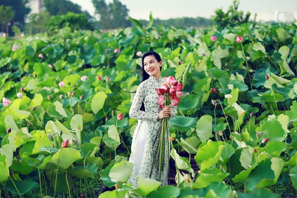 Nữ giảng viên Lương Giang khoe sắc ngọt ngào giữa đầm sen ảnh 9
