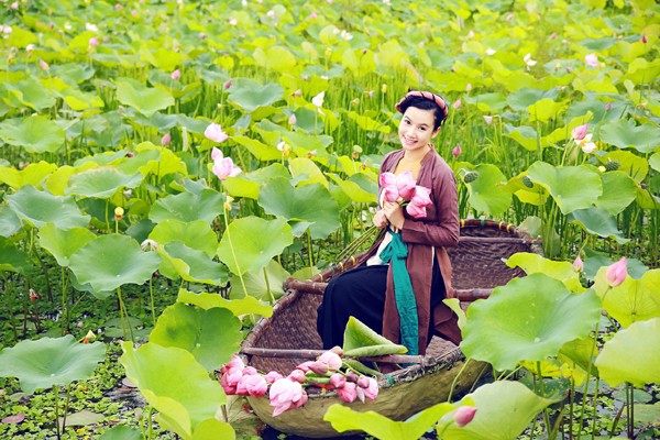 Nữ giảng viên Lương Giang khoe sắc ngọt ngào giữa đầm sen ảnh 4