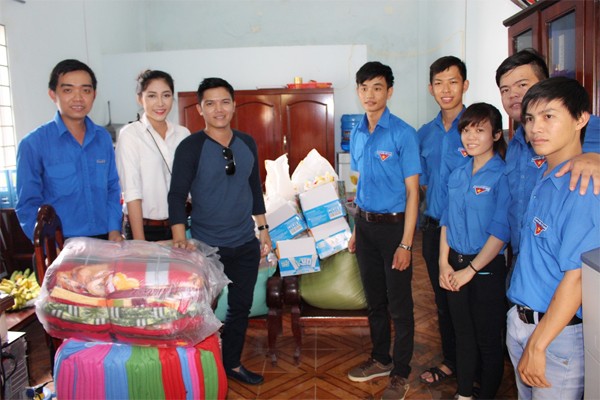 Hoa hậu Đại dương Đặng Thu Thảo thăm và tặng quà trẻ em tại quê nhà ảnh 3