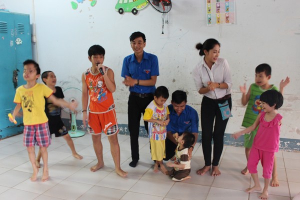 Hoa hậu Đại dương Đặng Thu Thảo thăm và tặng quà trẻ em tại quê nhà ảnh 8