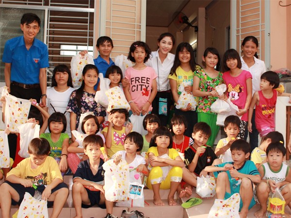 Hoa hậu Đại dương Đặng Thu Thảo thăm và tặng quà trẻ em tại quê nhà ảnh 10