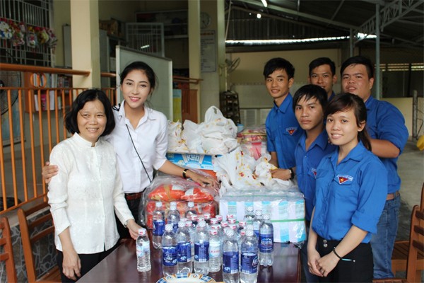 Hoa hậu Đại dương Đặng Thu Thảo thăm và tặng quà trẻ em tại quê nhà ảnh 2