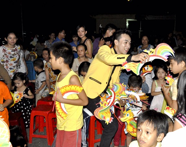 MC Kim Trang và dàn nghệ sĩ tặng quà Trung thu cho trẻ em nghèo ảnh 7