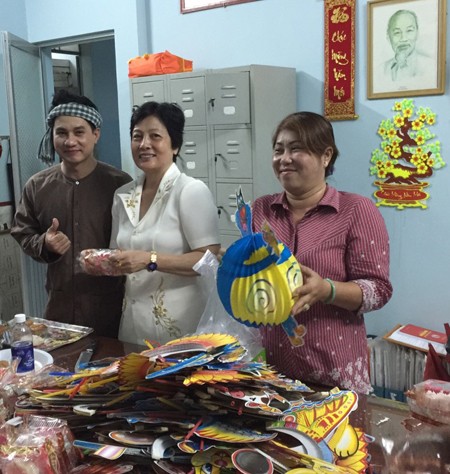 MC Kim Trang và dàn nghệ sĩ tặng quà Trung thu cho trẻ em nghèo ảnh 8
