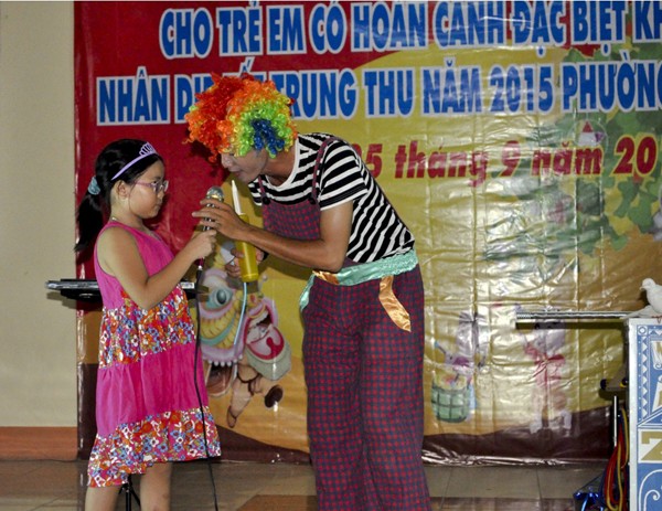 MC Kim Trang và dàn nghệ sĩ tặng quà Trung thu cho trẻ em nghèo ảnh 4