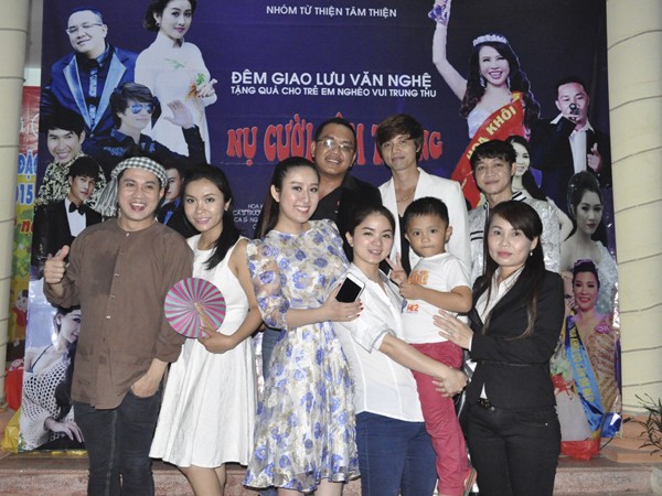 MC Kim Trang và dàn nghệ sĩ tặng quà Trung thu cho trẻ em nghèo ảnh 3