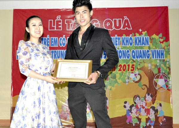MC Kim Trang và dàn nghệ sĩ tặng quà Trung thu cho trẻ em nghèo ảnh 10
