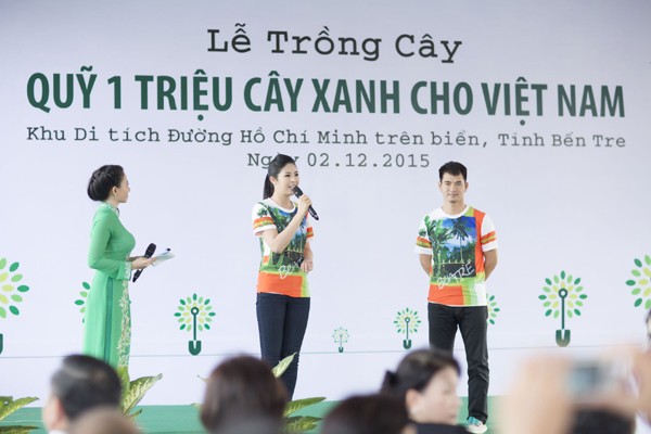 Hoa hậu Ngọc Hân diện áo đôi cùng Xuân Bắc trồng cây tại Bến Tre ảnh 4