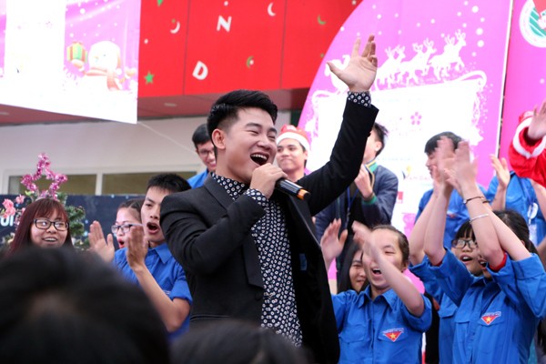 Diễn viên Thanh Thúy mang nắng phương nam đến Ngày hội "Giáng sinh hồng" ảnh 11