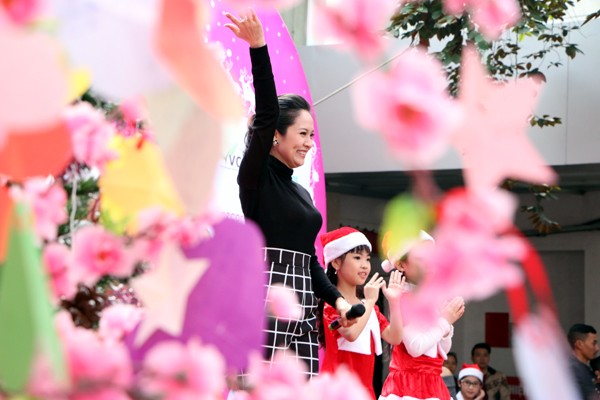 Diễn viên Thanh Thúy mang nắng phương nam đến Ngày hội "Giáng sinh hồng" ảnh 5
