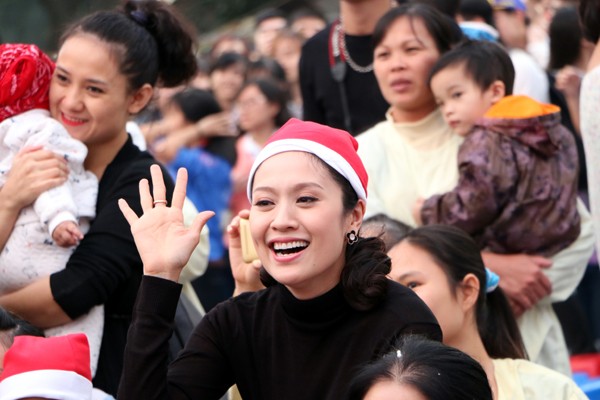 Diễn viên Thanh Thúy mang nắng phương nam đến Ngày hội "Giáng sinh hồng" ảnh 6