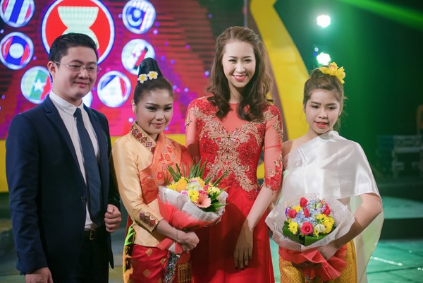 Hoa hậu Dương Thuỳ Linh rạng ngời làm MC Gala Asian một mái nhà chung ảnh 1