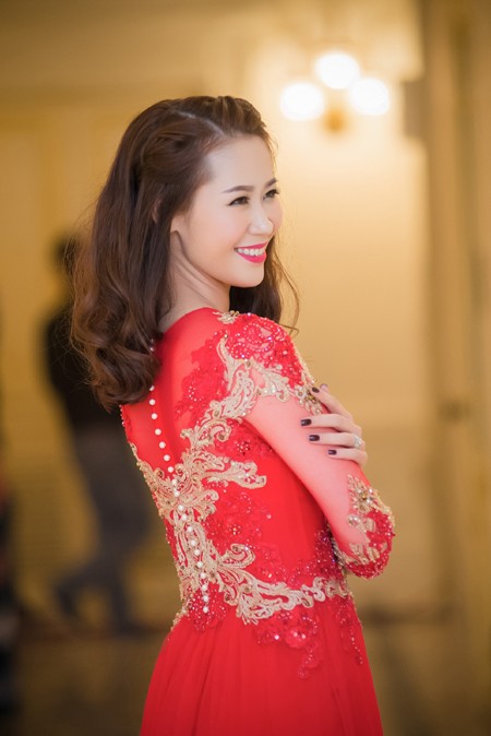 Hoa hậu Dương Thuỳ Linh rạng ngời làm MC Gala Asian một mái nhà chung ảnh 3