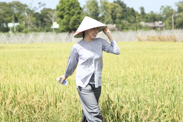 Project Runway Vietnam 2015: NTK Hải Yến "hoá thân" thôn nữ trên cánh đồng ảnh 8