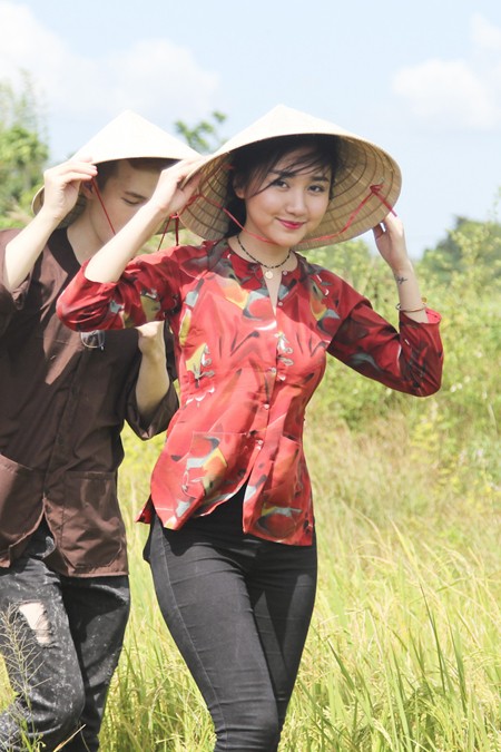 Project Runway Vietnam 2015: NTK Hải Yến "hoá thân" thôn nữ trên cánh đồng ảnh 3