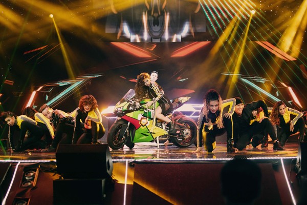 Hoàng Thùy Linh mang motor khủng lên sân khấu "đọ sức nóng" tại The Remix ảnh 8
