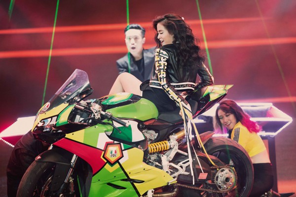 Hoàng Thùy Linh mang motor khủng lên sân khấu "đọ sức nóng" tại The Remix ảnh 5
