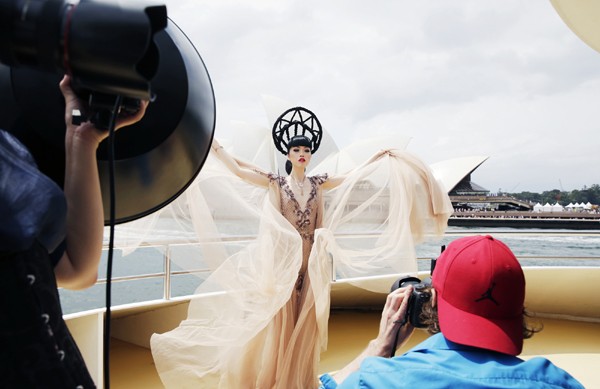 Hé lộ hậu trường chụp ảnh hoành tráng của siêu mẫu quốc tế Jessica Minh Anh ảnh 9