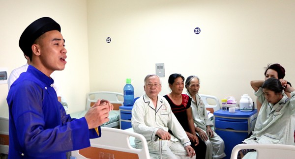 "Thầy bói" Tô Minh Cường gieo quẻ cho "nàng Xuý Vân" ở bệnh viện ảnh 1
