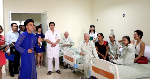 "Thầy bói" Tô Minh Cường gieo quẻ cho "nàng Xuý Vân" ở bệnh viện ảnh 2