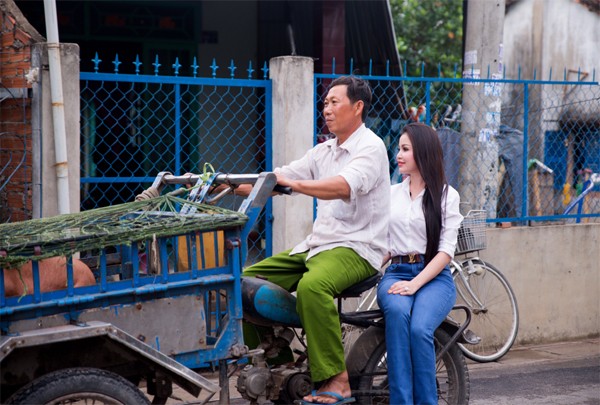 Quyền Linh cùng doanh nhân Janny Thuỷ Trần mua heo giống làm quà tặng ảnh 7
