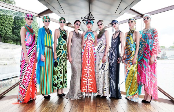 Ấn tượng show thời trang thắp sáng sông Seine ảnh 1