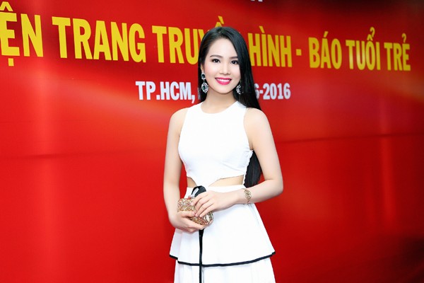 Dương Kim Ánh diện đầm cách điệu khoe "vòng eo con kiến" ảnh 2