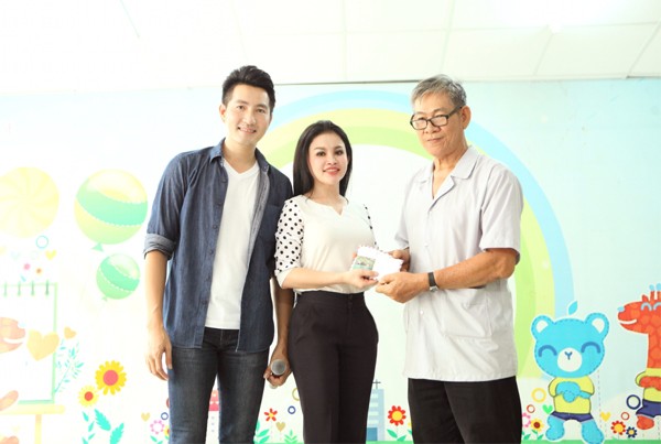 Ca sĩ Nguyễn Phi Hùng hát cùng trẻ em khuyết tật ảnh 2