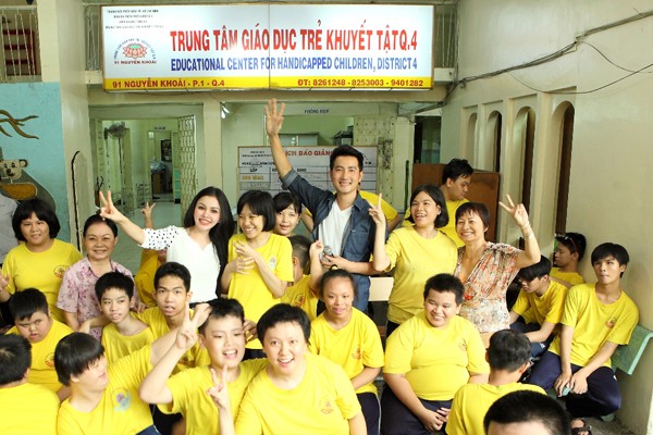Ca sĩ Nguyễn Phi Hùng hát cùng trẻ em khuyết tật ảnh 8