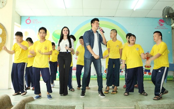 Ca sĩ Nguyễn Phi Hùng hát cùng trẻ em khuyết tật ảnh 4
