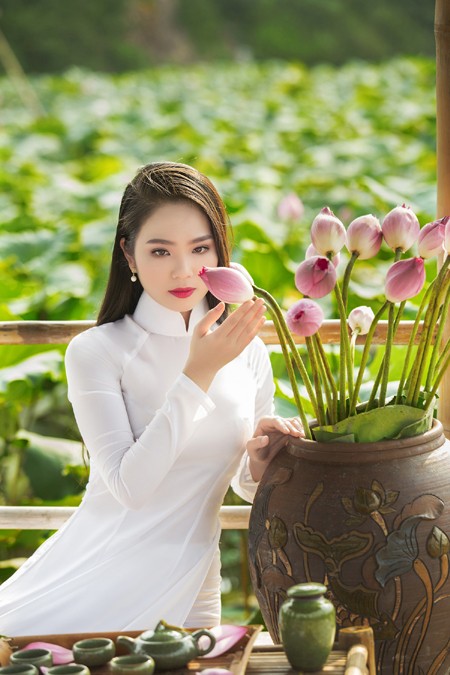 Hoa hậu Áo dài Biển Việt Nam Dương Kim Ánh đẹp thuần khiết bên hoa sen ảnh 2