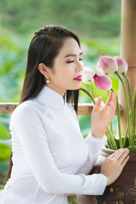 Hoa hậu Áo dài Biển Việt Nam Dương Kim Ánh đẹp thuần khiết bên hoa sen ảnh 4