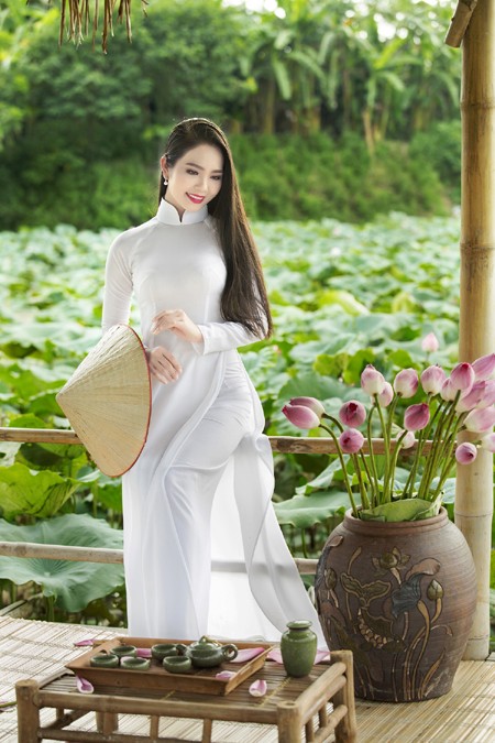 Hoa hậu Áo dài Biển Việt Nam Dương Kim Ánh đẹp thuần khiết bên hoa sen ảnh 6