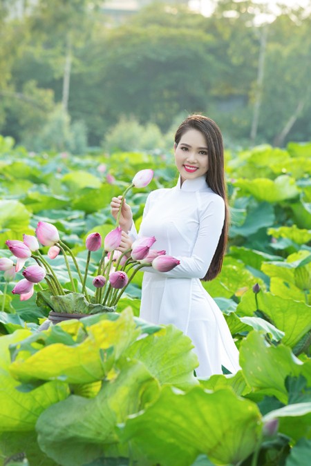 Hoa hậu Áo dài Biển Việt Nam Dương Kim Ánh đẹp thuần khiết bên hoa sen ảnh 8