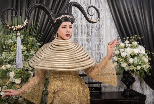 NTK Võ Việt Chung mang "hoàng gia" đến show diễn đẳng cấp thế giới ảnh 10