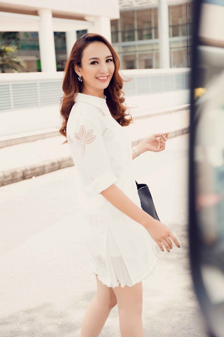 Hoa hậu Ngọc Diễm khoe street style gợi cảm xuống phố ảnh 1