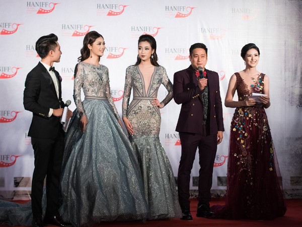 Hoa hậu Mỹ Linh, Á hậu Thanh Tú mặc đồ đôi "đọ sắc" hấp dẫn ảnh 7