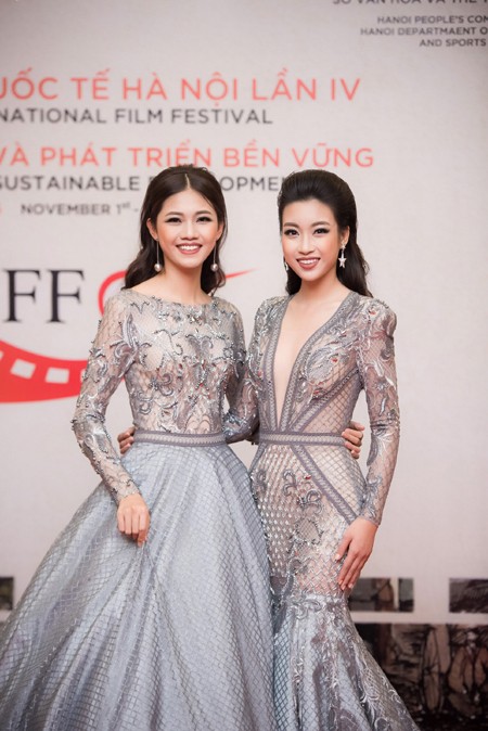 Hoa hậu Mỹ Linh, Á hậu Thanh Tú mặc đồ đôi "đọ sắc" hấp dẫn ảnh 1