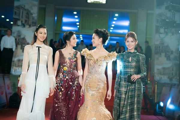 Hoa hậu Mỹ Linh, Á hậu Thanh Tú mặc đồ đôi "đọ sắc" hấp dẫn ảnh 9