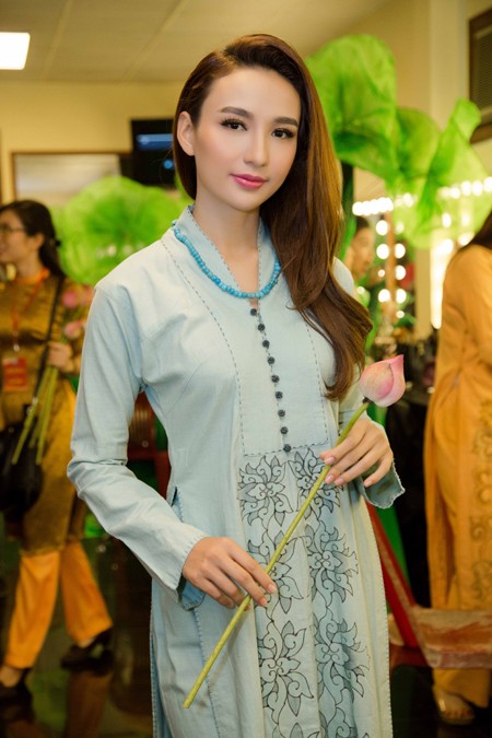 Hoa hậu Ngọc Diễm trình diễn áo dài mang dấu ấn Phật giáo ảnh 2