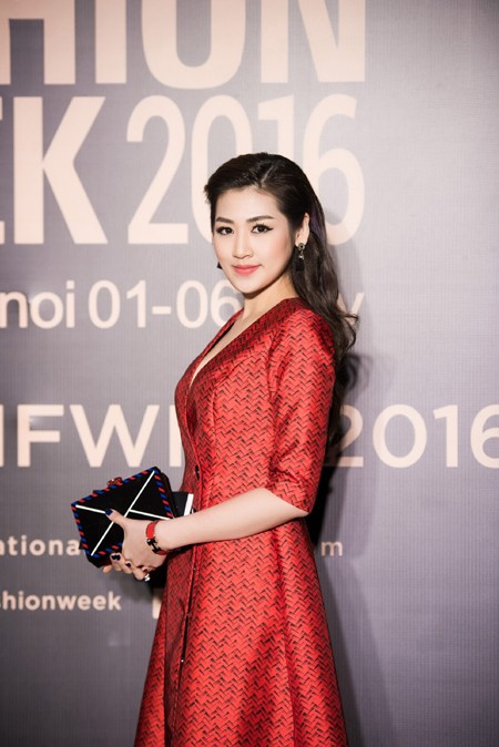 Choáng ngợp với phong cách thời trang ấn tượng của Hoa hậu Mỹ Linh tại VIFW 2016 ảnh 13