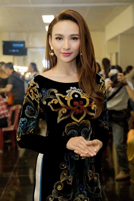 Hoa hậu Ngọc Diễm trình diễn áo dài mang dấu ấn Phật giáo ảnh 8