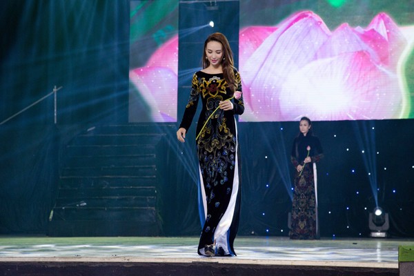 Hoa hậu Ngọc Diễm trình diễn áo dài mang dấu ấn Phật giáo ảnh 10