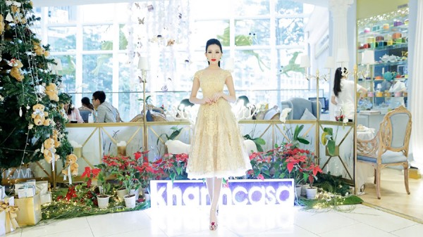 Hoa hậu Huỳnh Thúy Anh điệu đà xuống phố đón Giáng sinh ảnh 4